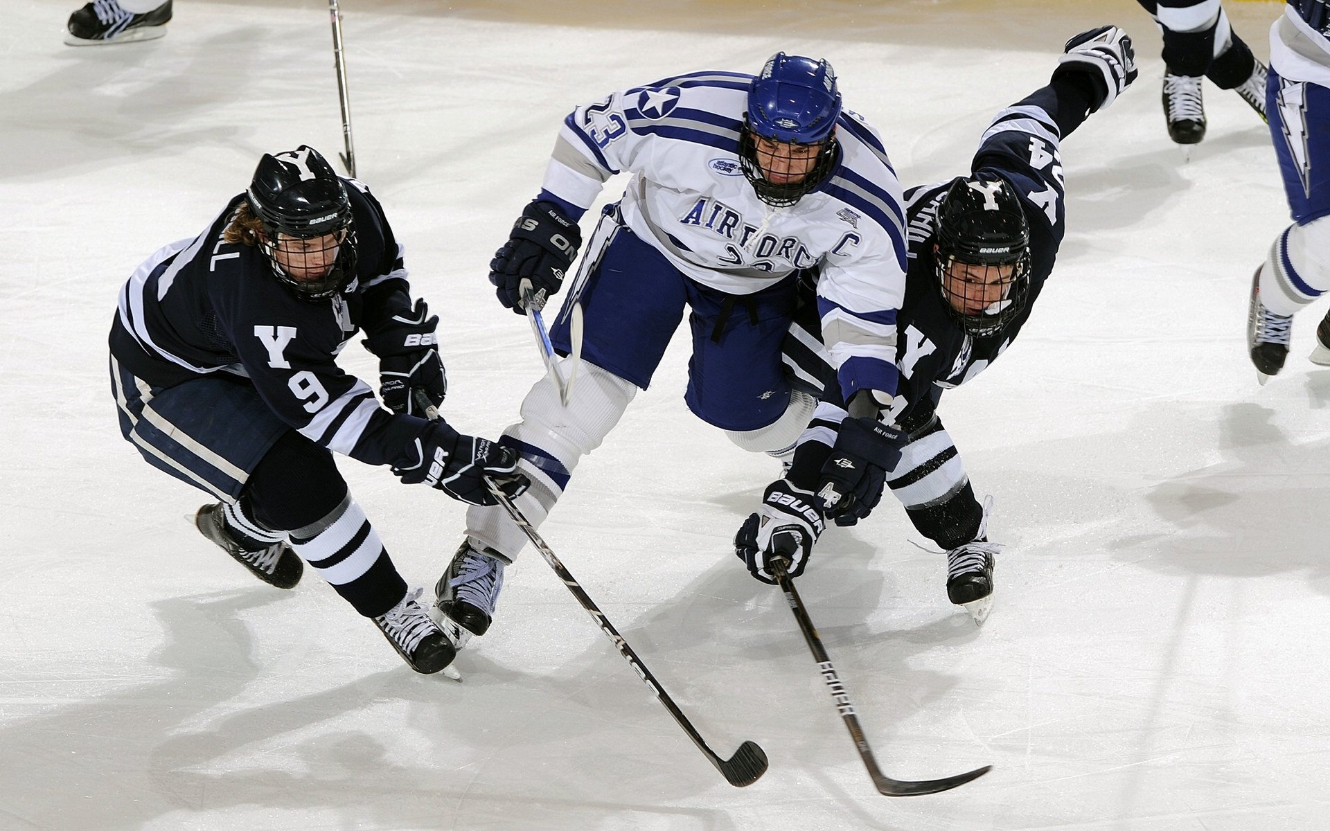车手飞跃障碍，一次罕见的极限挑战，赛车飞跃撞车