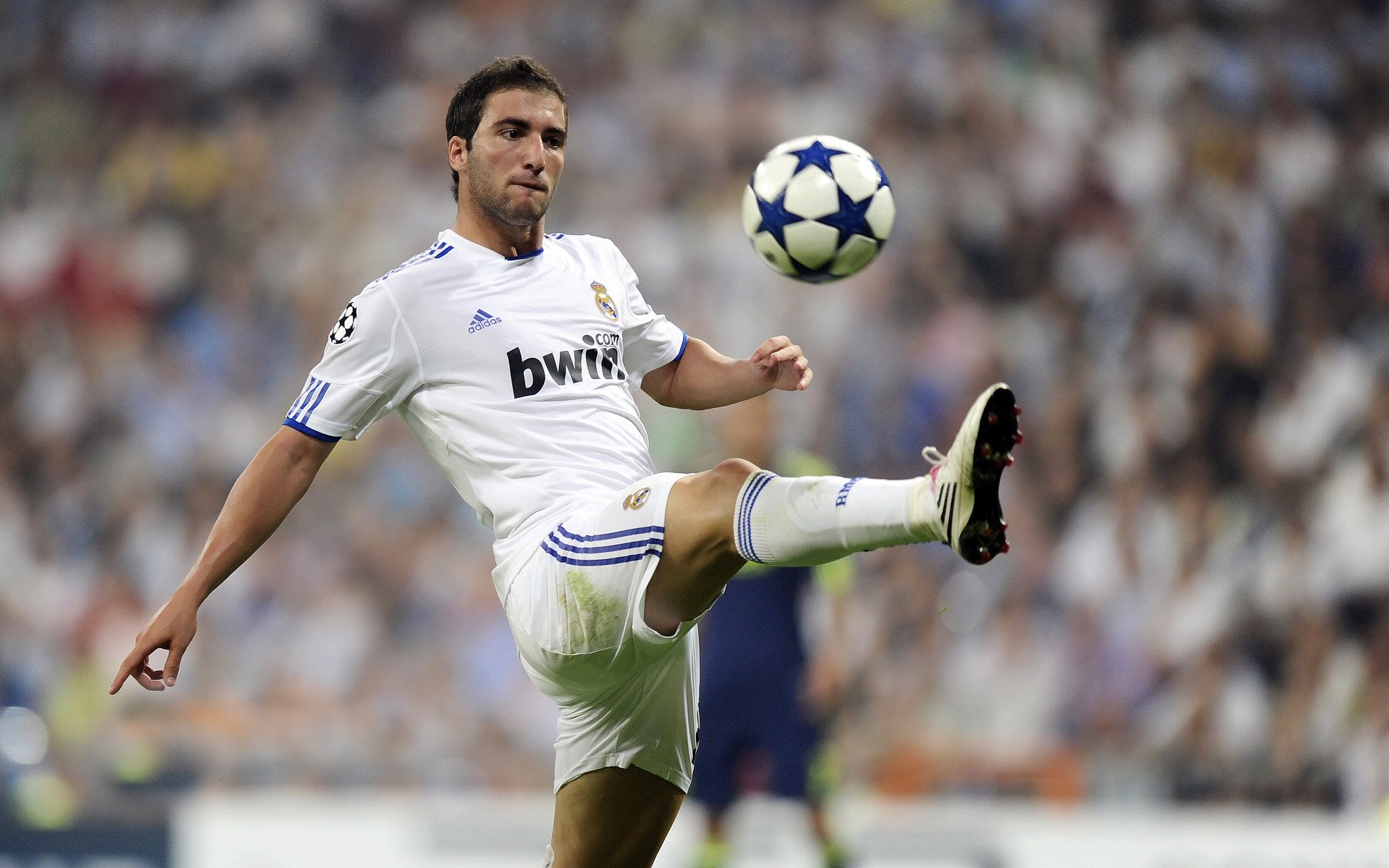 逆境中勇敢前行:那些永不言败的足球强者,足球逆转名言